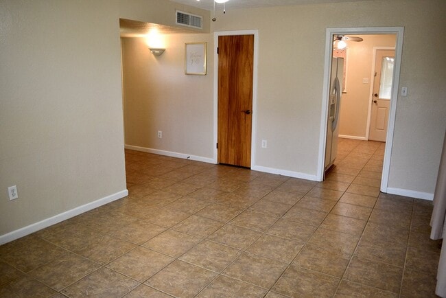 Building Photo - 1205 Royalty Ave