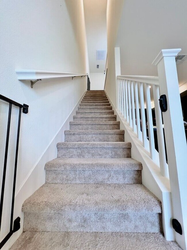 Foto del edificio - 3 bed/3.5 bath Townhome! All renovated wit...