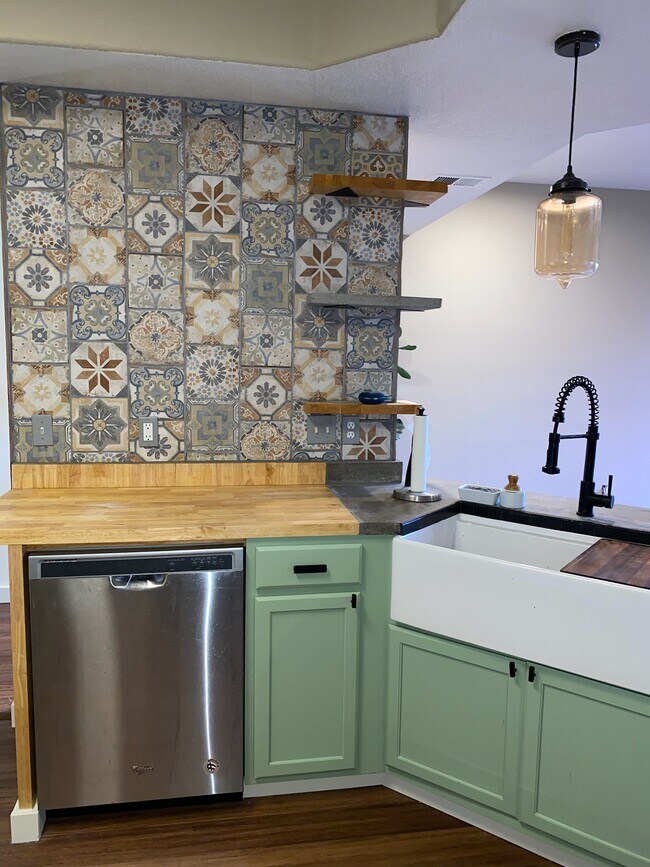Lavavajillas con pared decorativa y estantes - 9056 Gale Blvd