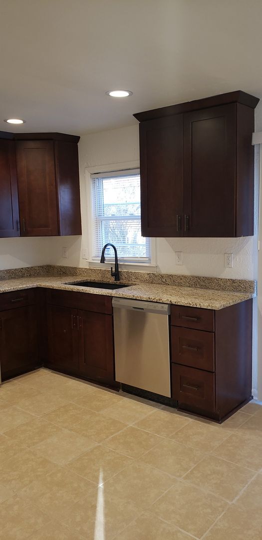 Foto del edificio - Updated 3 Bedroom Ranch with all the bells...