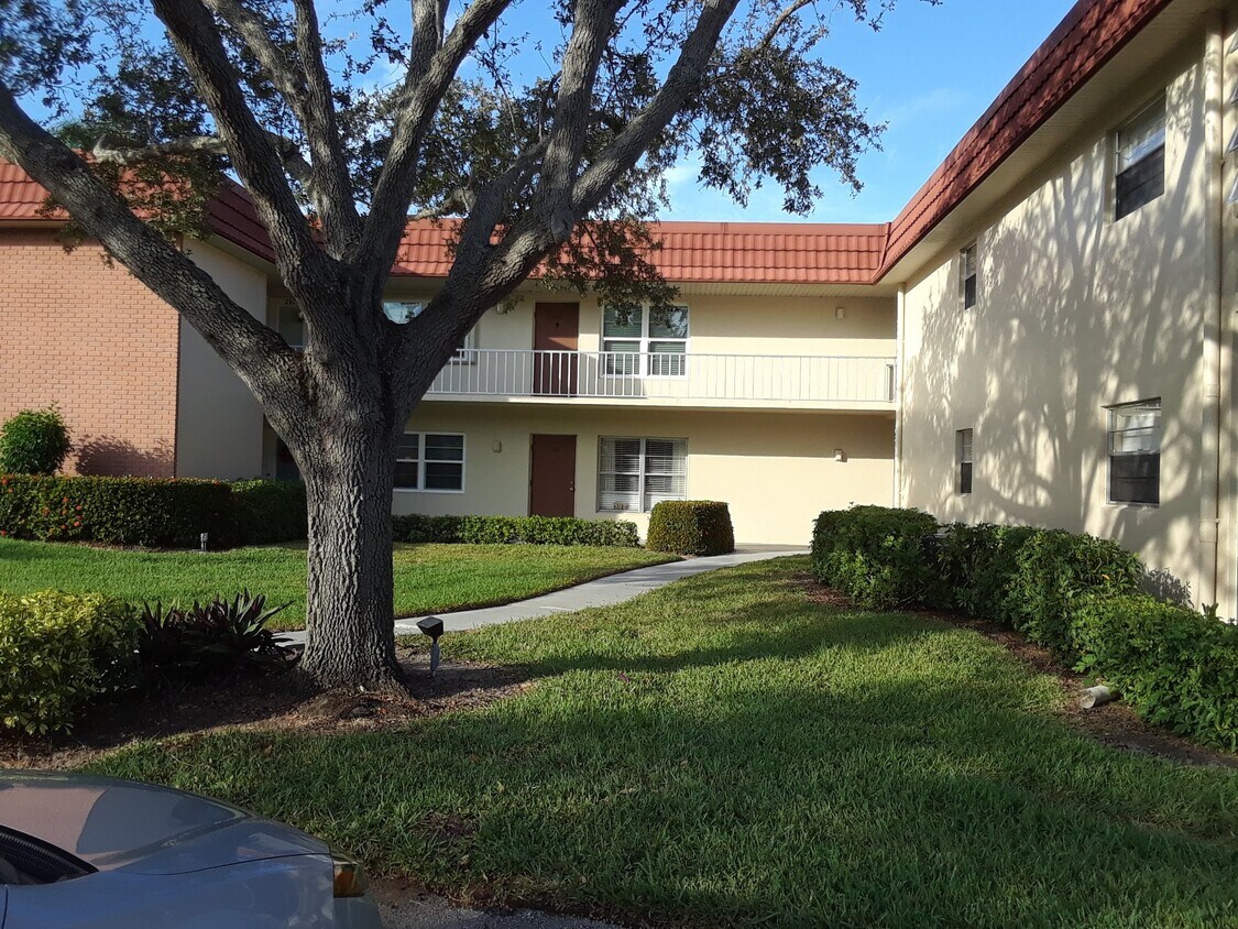 20 Pine Arbor Ln Unit 204, Vero Beach, FL 32962 Condo for Rent in