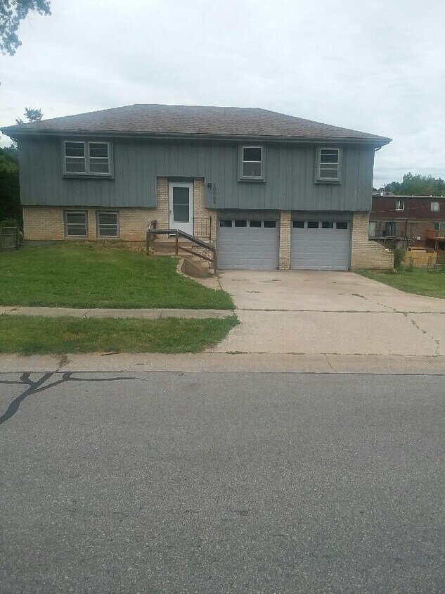 10006 W 52nd Ter, Merriam, KS 66203 House Rental in Merriam, KS