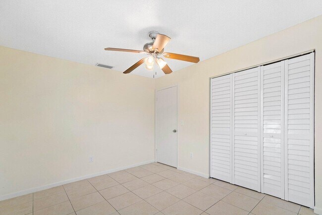 Foto del edificio - 4883 Gulfstream Rd