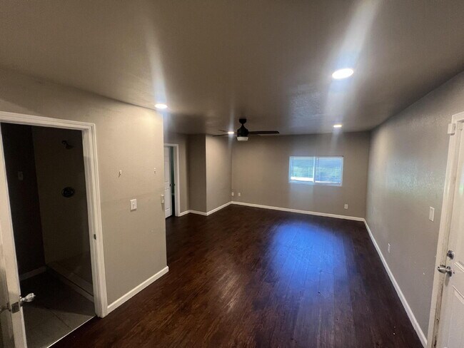 Foto del edificio - 4 Bedroom/2 Bathroom with 2 Living Rooms!