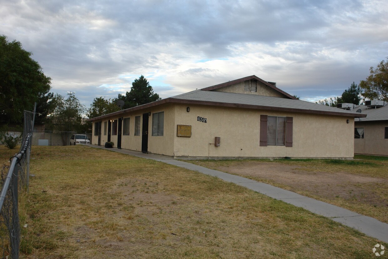Primary Photo - 4240 Stewart Ave