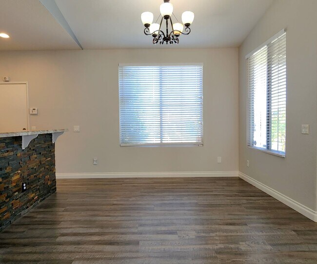 Foto del edificio - 13729 Basswood Dr