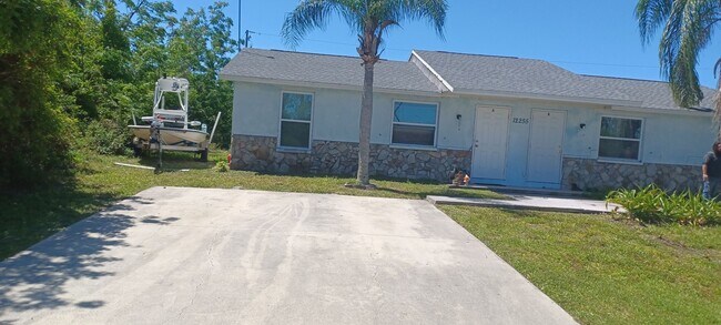 Building Photo - Charming 2BR Duplex in Port Charlotte