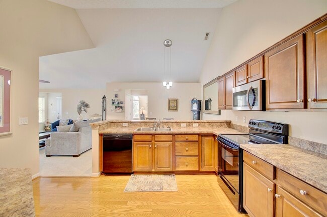 Building Photo - 9097 Royal Oak Ln