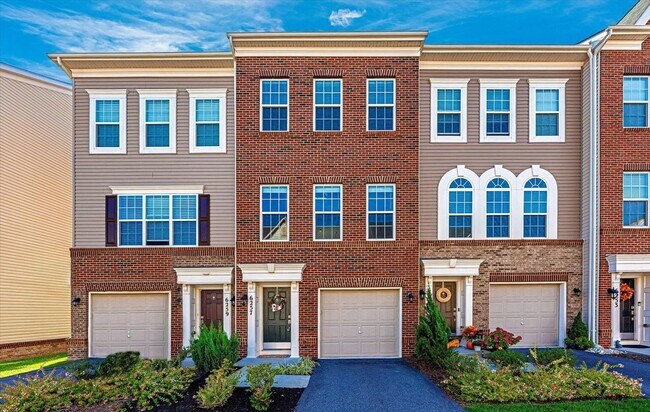 Foto del edificio - 3 level townhouse (newer construction) in Jefferson Place Community available early May!