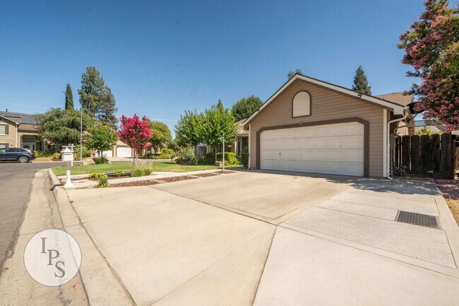 Foto del edificio - North Fresno Home, 3BR/2BA, Built 1991 – w...