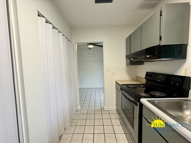 Building Photo - Charming 2 Bedroom Home in Fort Walton Beach!