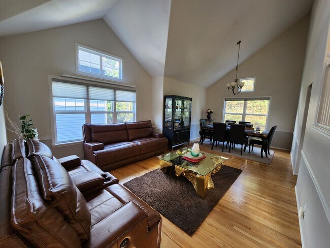 Building Photo - Large 5 bd Home