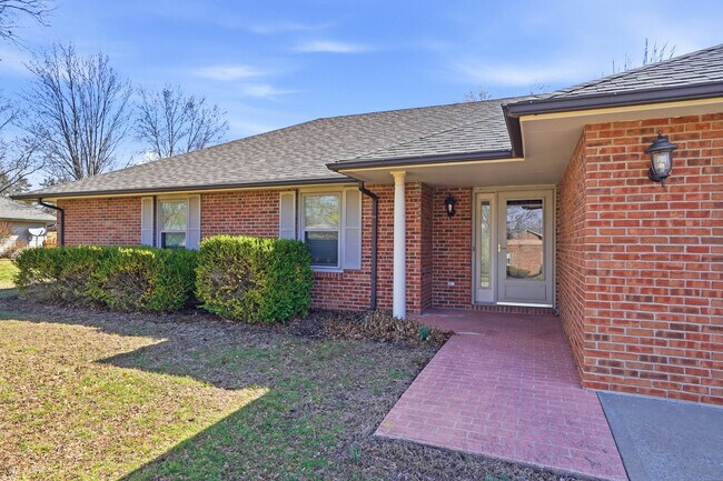 Building Photo - 5561 Waterfront Dr N