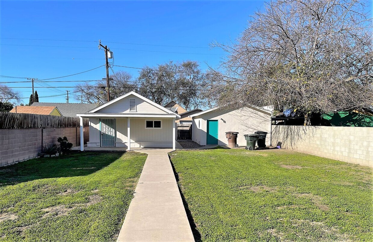 Primary Photo - Newly Refreshed Single Family Home with Ov...