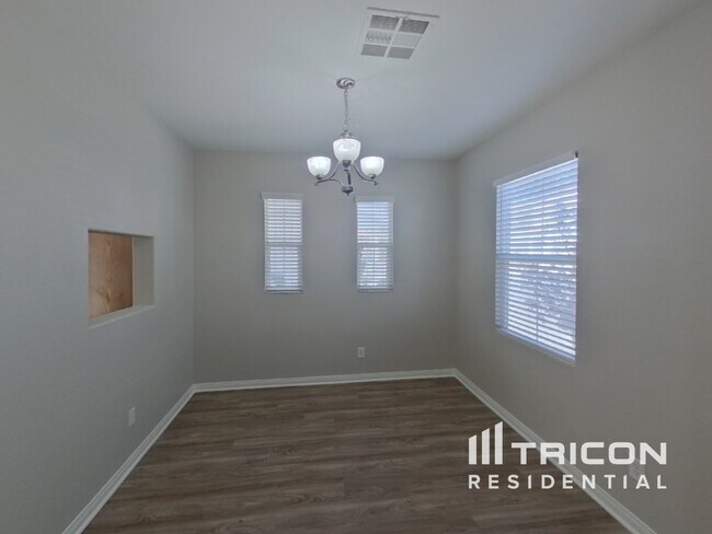 Foto del edificio - 5396 Flowing Spring St