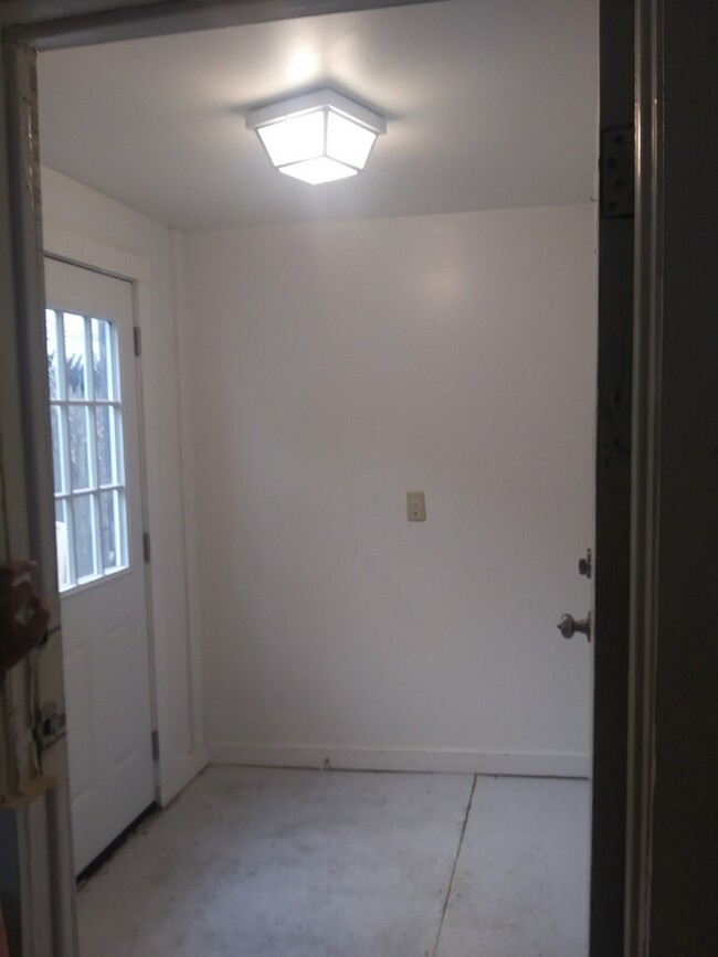 Building Photo - 325 2nd Ave