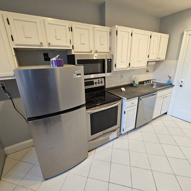 Building Photo - 48 Strathmore Rd