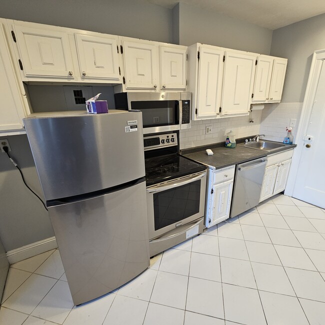 Building Photo - 48 Strathmore Rd