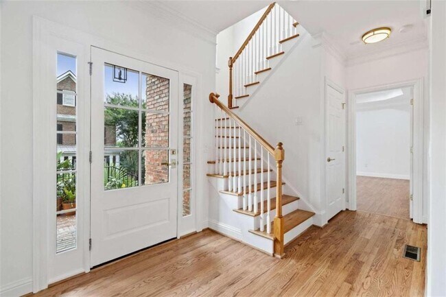 Foto del edificio - 1711 Summit Glen Ln NE