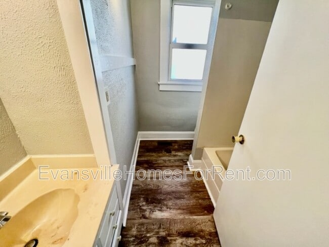 Building Photo - 405 N Morton Ave