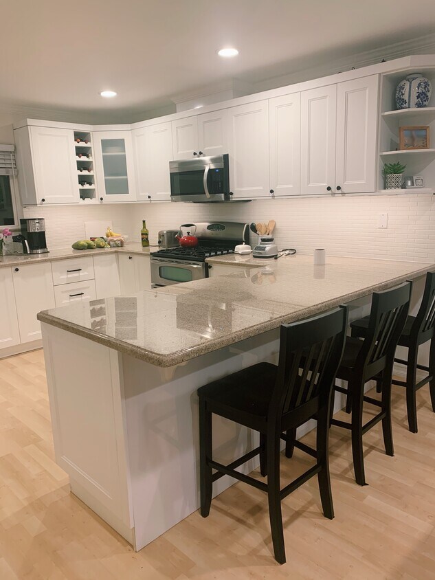 Kitchen - 17141 Palisades Cir
