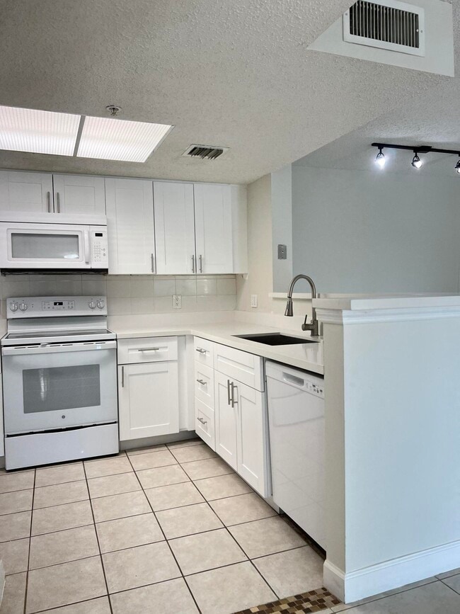 Foto del edificio - 5001 Wiles Rd