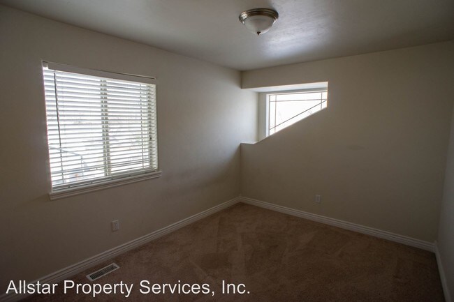 Building Photo - 4 br, 2.5 bath House - 1451 Woodside Blvd