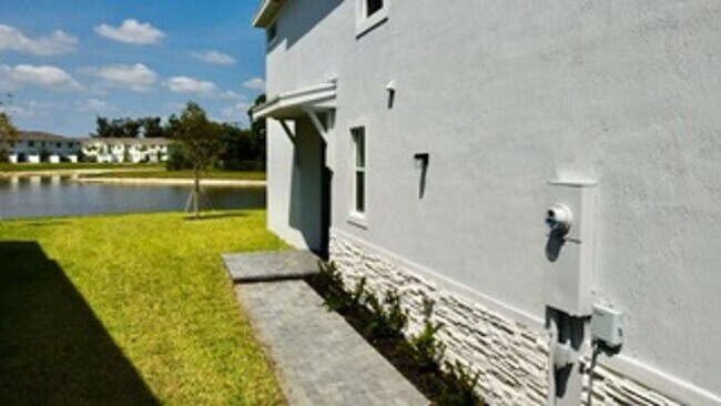 Foto del edificio - Brand new Townhome centrally located in La...