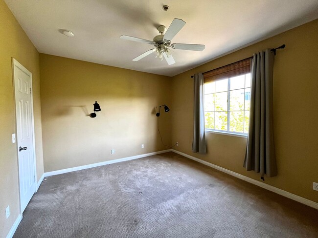 Building Photo - Perfectly located 1 bedroom condo availabl...