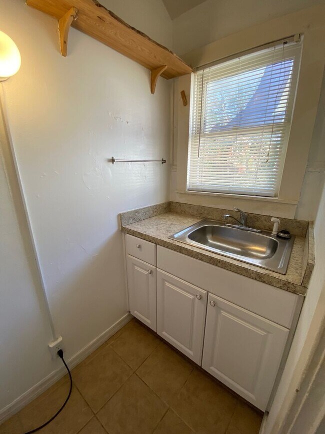 Building Photo - Cute studio in Riverside/Five Points! Walk...