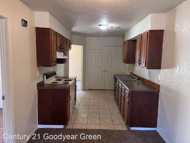 Building Photo - 2 br, 2 bath House - 6203 S.E. 47th St.