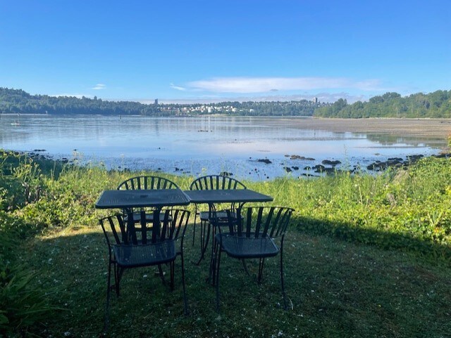 Votre espace repas extérieur - 2883 Dollarton Hwy