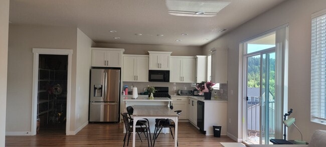 Building Photo - NW Corvallis, newer-construction home