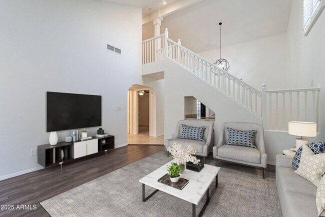 Building Photo - 3-bedroom townhome in great central Phoeni...