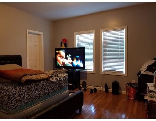 Building Photo - 347A Main St