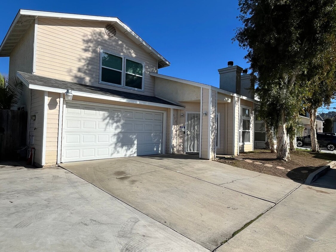 Primary Photo - Beautiful 3 bedroom 2.5 bath spacious home...