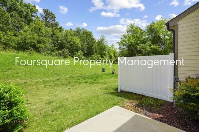 Building Photo - Townhome | Washer/ Dryer Included | Back P...