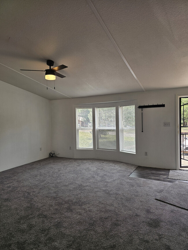 Foto del edificio - 3078 Rainbow Lake Dr