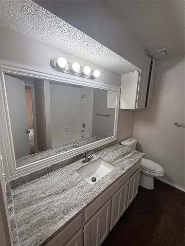 Foto del edificio - 5912 Holiday Ln