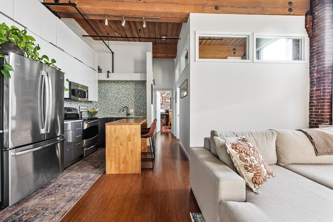 Building Photo - 320 W 2nd St