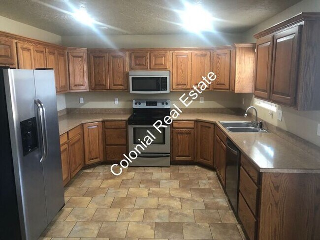 Building Photo - Beautiful and spacious 3 bedroom 2 bathroo...