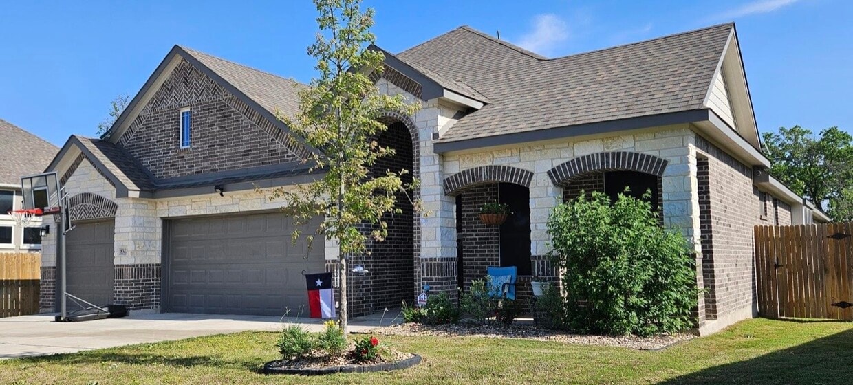 Foto principal - 8302 Elander Dr