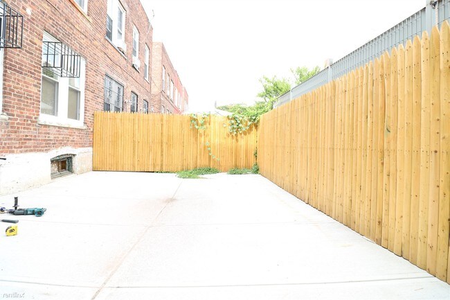 Building Photo - 452 Suydam St