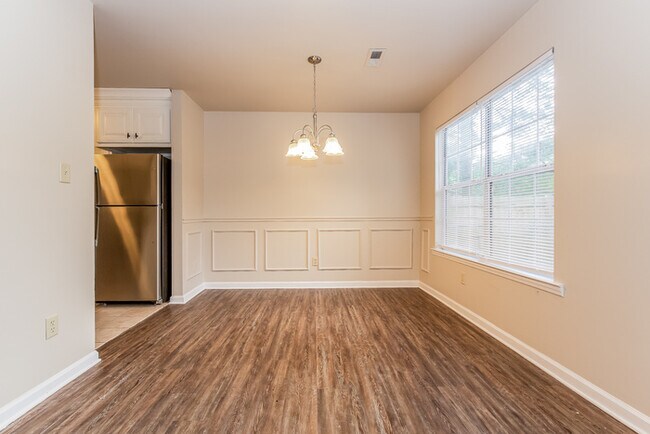 Foto del edificio - Spacious 3-Bedroom Toney Home with Two-Car Garage