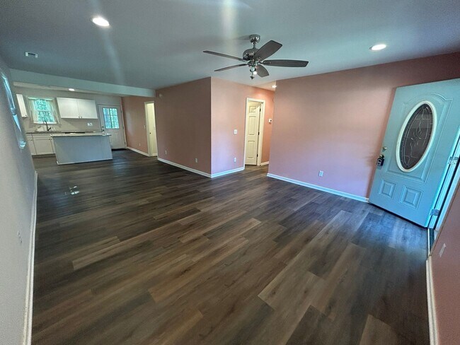 Building Photo - Charming 3 bedroom home located in the heart of Hampstead!