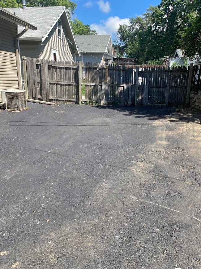 espacio de estacionamiento adicional: dé la vuelta y quede frente a la calle. - 3603 N 60th St