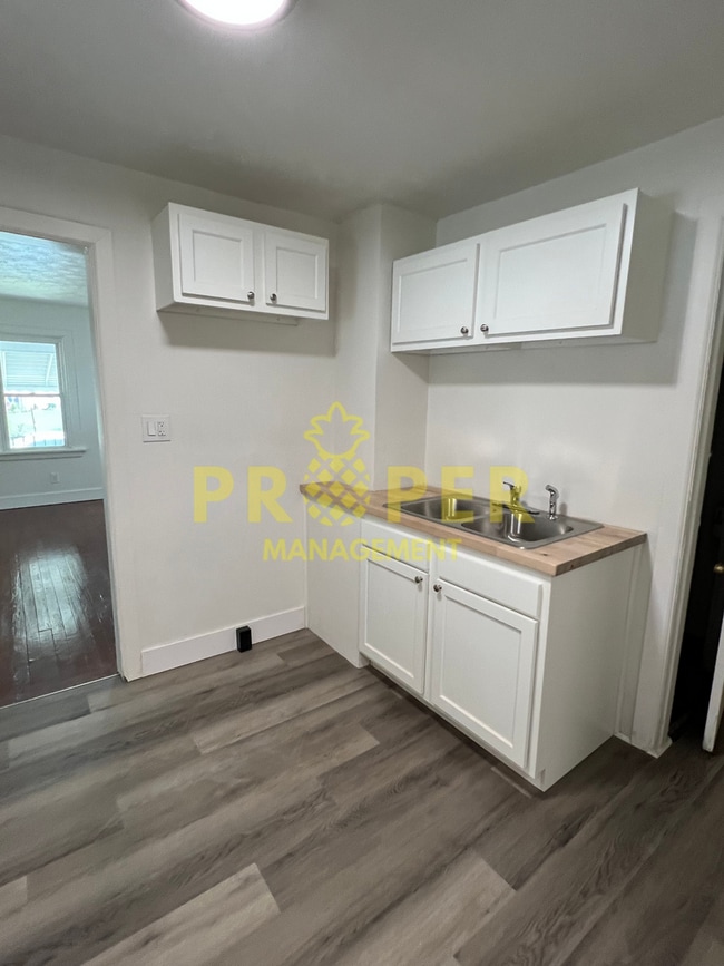Building Photo - 3 bedrooms 1 bathroom house