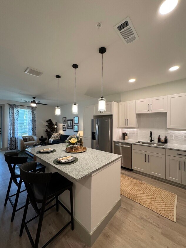 Foto principal - 5400 Haltom Rd