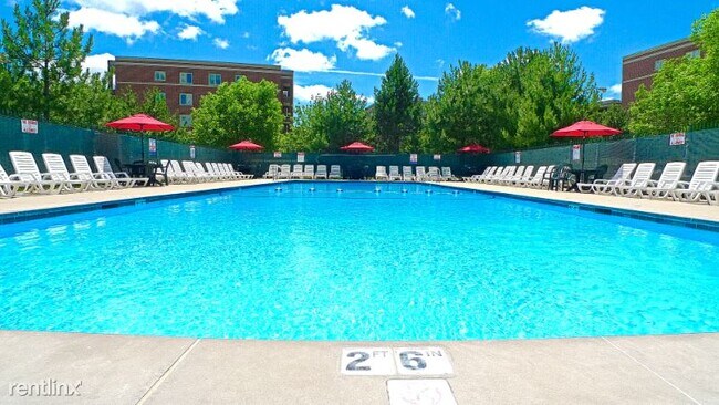 Foto del edificio - 2 br, 2 bath Condo - 6401 W Berteau Ave 51...