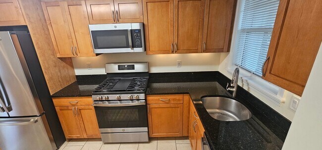 Building Photo - XL Luxury 1 Bed Townhome with Laundry in U...